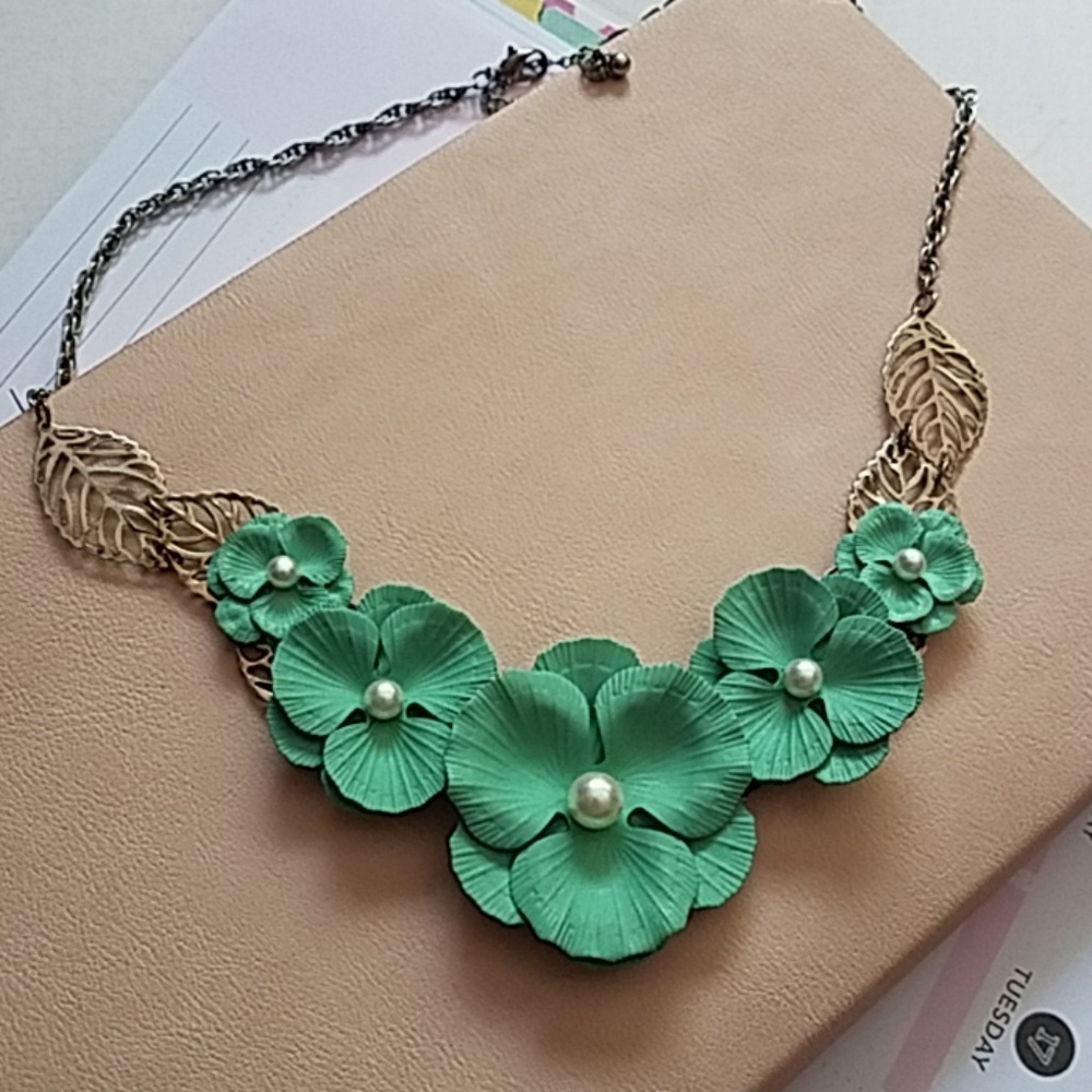 Pearl flower necklace